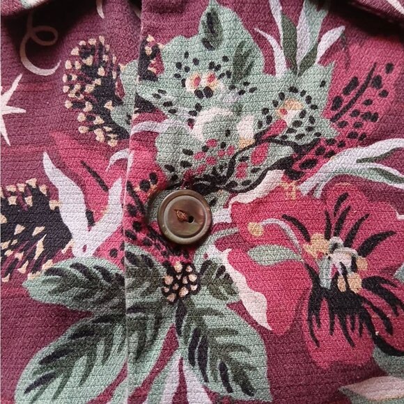 Vntg TOMMY BAHAMA Hawaiian CHRISTMAS Shirt -Hula Poinsettias Santa Hats - Picture 2 of 8